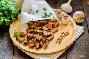 Ржаные сухарики с чесноком в духовке