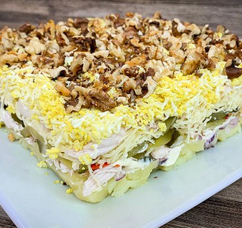 САЛАТ 9 слоев наслаждения НА ПРАЗДНИЧНЫЙ СТОЛ Ваши гости съедят его первым СЛОЕНЫЙ САЛАТ С КУРИЦЕЙ