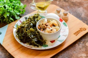 Салат из морской капусты и морского коктейля Салат из морской капусты и морского коктейля