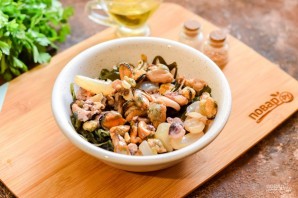 Салат из морской капусты и морского коктейля Салат из морской капусты и морского коктейля