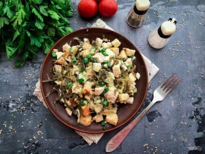 Салат с курицей и морской капустой Салат с курицей и морской капустой