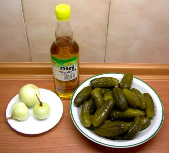 Салат с маринованными огурцами, луком и маслом