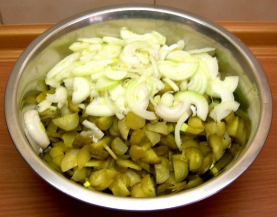 Салат с маринованными огурцами, луком и маслом