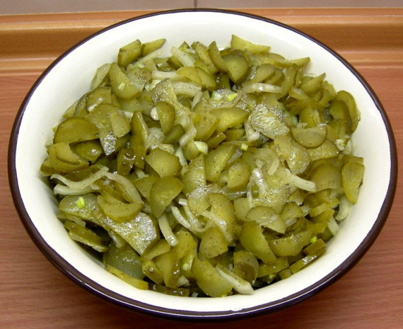 Салат с маринованными огурцами, луком и маслом
