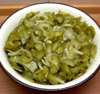 Салат с маринованными огурцами, луком и маслом