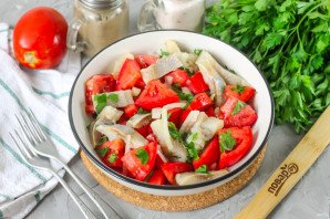 Салат с селедкой и помидорами