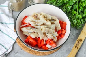 Салат с селедкой и помидорами