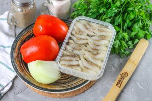 Салат с селедкой и помидорами