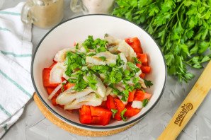 Салат с селедкой и помидорами