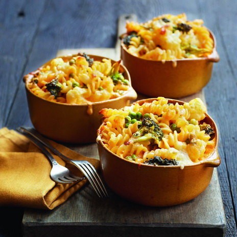 Спиральки, запеченные с овощами и сыром