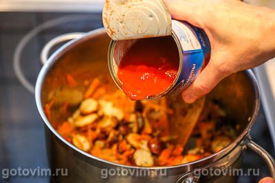 Суп фасолевый с копчеными колбасками из индейки