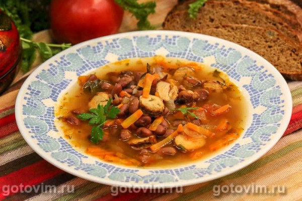 Суп фасолевый с копчеными колбасками из индейки