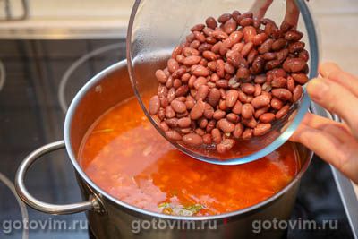 Суп фасолевый с копчеными колбасками из индейки