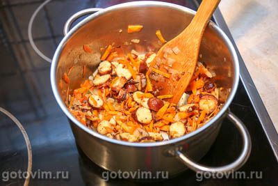 Суп фасолевый с копчеными колбасками из индейки