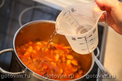 Суп фасолевый с копчеными колбасками из индейки