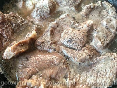 Свинина в брусничном соусе на сковороде