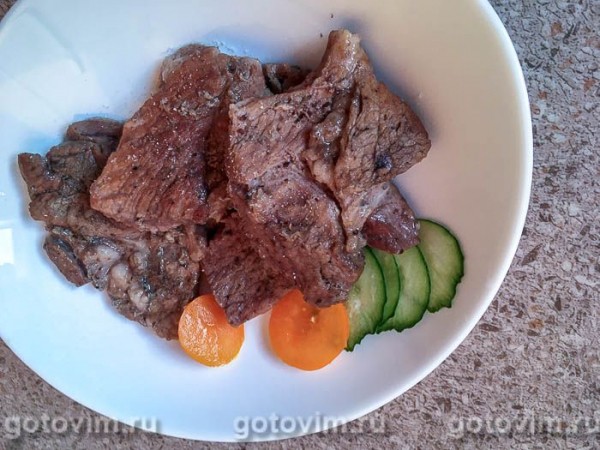 Свинина в брусничном соусе на сковороде