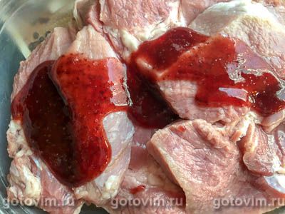 Свинина в брусничном соусе на сковороде