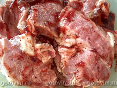 Свинина в брусничном соусе на сковороде