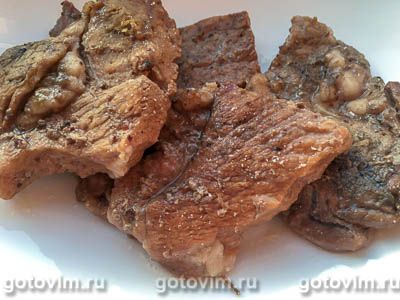 Свинина в брусничном соусе на сковороде