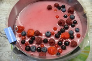 Торт с ягодами без выпечки