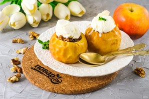 Запеченные яблоки с мороженым