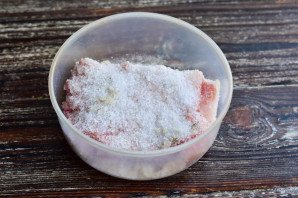 Засолка сала с чесноком и перцем
