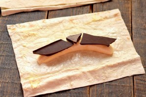 Банан с шоколадом в лаваше