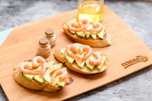 Брускетта с авокадо и креветками