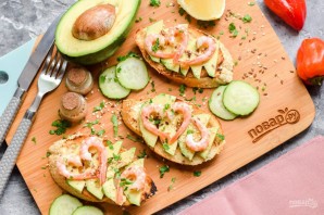 Брускетта с авокадо и креветками Брускетта с авокадо и креветками