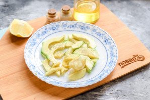 Брускетта с авокадо и креветками