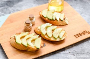 Брускетта с авокадо и креветками Брускетта с авокадо и креветками