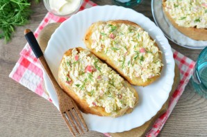 Бутерброды с крабовыми палочками и плавленым сыром