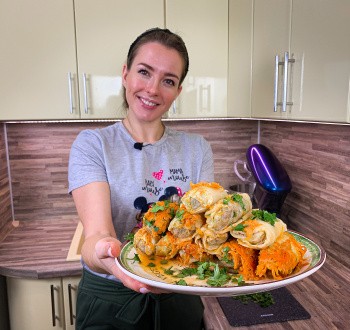 ГОЛУБЦЫ (Простой способ приготовления) Тонкая хрустящая оболочка снаружи много мясной начинки внутри