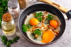 Яичница со шкварками