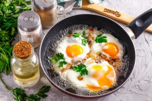 Яичница со шкварками