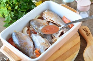 Караси в духовке с овощами