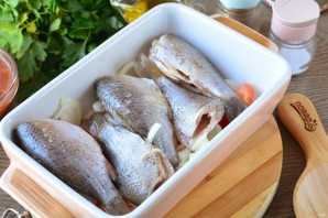 Караси в духовке с овощами