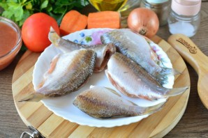 Караси в духовке с овощами