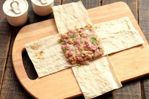 Конвертики из лаваша с мясом и сыром
