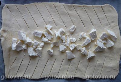 Косичка из слоеного теста с печеным перцем и брынзой Косичка из слоеного теста с печеным перцем и брынзой