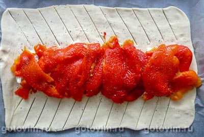 Косичка из слоеного теста с печеным перцем и брынзой Косичка из слоеного теста с печеным перцем и брынзой