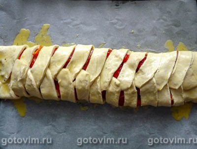 Косичка из слоеного теста с печеным перцем и брынзой Косичка из слоеного теста с печеным перцем и брынзой