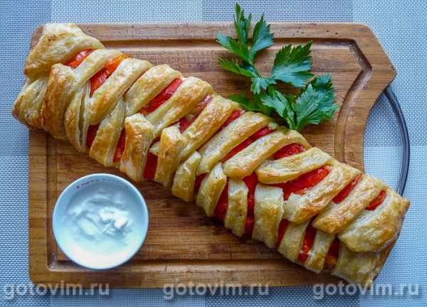 Косичка из слоеного теста с печеным перцем и брынзой Косичка из слоеного теста с печеным перцем и брынзой