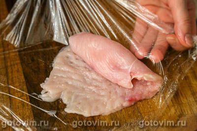 Куриные рулетики с творожным сыром и зеленью в духовке