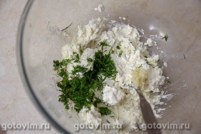 Куриные рулетики с творожным сыром и зеленью в духовке