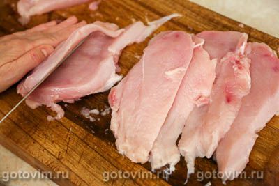 Куриные рулетики с творожным сыром и зеленью в духовке