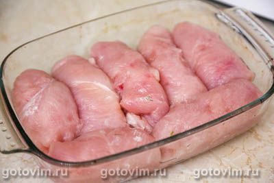 Куриные рулетики с творожным сыром и зеленью в духовке