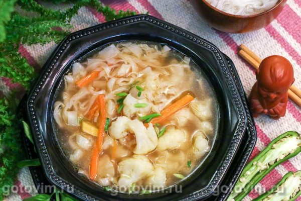 Куриный суп с цветной капустой и лапшой рамен
