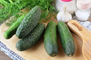 Малосольные огурцы с укропом и чесноком
